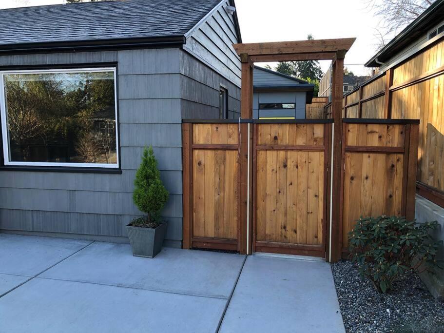 Cozy Crown Hill Carkeek Cottage W/3 Beds, Full Kitchen & Backyard In North Σιάτλ Εξωτερικό φωτογραφία
